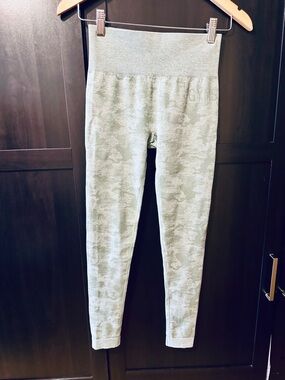 Gymshark Camo Seamless Legging Sage Green SizeS HighWaisted Sculpting Activewear